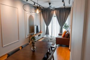 Maya Bay Residences at Gamuda Cove, Next to SplashMania في بانتينغ: غرفة معيشة بها طاولة وأريكة