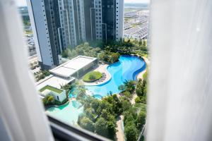 Maya Bay Residences at Gamuda Cove, Next to SplashMania في بانتينغ: اطلالة جوية على مسبح في مدينة +14 صورة