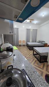 En eller flere senge i et værelse på Galaxy Studio Apartments