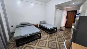 En eller flere senge i et værelse på Galaxy Studio Apartments