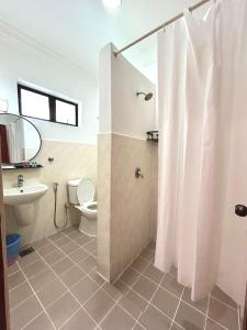 Et badeværelse på Xcape Resort Taman Negara