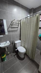 Et badeværelse på Galaxy Studio Apartments