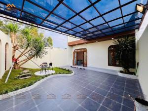 een huis met een patio met een glazen plafond bij Bi Home in Phú Mỹ