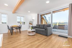 una sala de estar con un sofá y una mesa en SMS-Homes I Auszeit am See #1, en Waltenhofen
