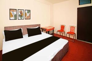 Postel nebo postele na pokoji v ubytování Hotel O by OYO Kalka