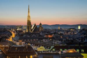 un perfil urbano al atardecer con la torre Eiffel en greet Wien City Nord, en Viena