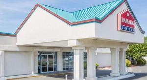 Una representación de una gasolinera móvil en Ramada Limited Norfolk, en Greenwich