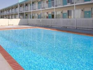 una gran piscina frente a un edificio en Ramada Limited Norfolk, en Greenwich