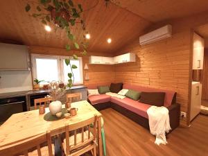 een woonkamer met een bank en een tafel bij Ubytování Na pasece in Benešov