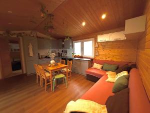 een woonkamer met een bank en een tafel en een keuken bij Ubytování Na pasece in Benešov +15 foto's