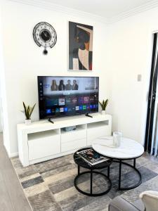 Μια τηλεόραση ή/και κέντρο ψυχαγωγίας στο 2 Bedrooms Minimalist Home in Moss Vale