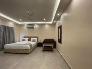 Giường trong phòng chung tại Tiger Inn Beach Resort +35 ảnh