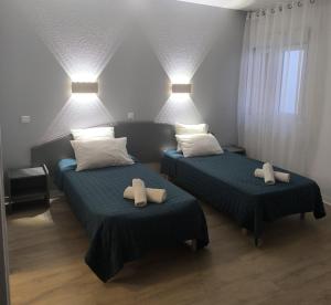 ein Schlafzimmer mit zwei Betten mit Handtüchern darauf in der Unterkunft Central Hôtel in Cerbère