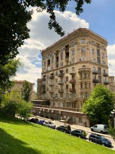 a large building with cars parked in front of it at Kyiv Khreschatyk 27 Apartment in Kyiv
