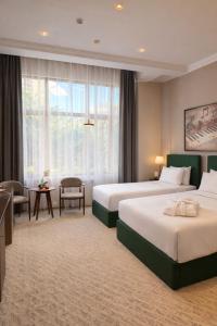 Кровать или кровати в номере Maestro Address Baku Hotel