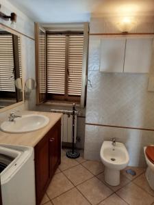 un bagno con lavandino e WC di Casa Gabry - Tramonto sul lago a Anguillara Sabazia