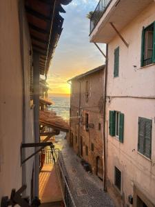 una vista dell'oceano da un vicolo tra gli edifici di Casa Gabry - Tramonto sul lago a Anguillara Sabazia