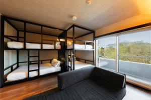 Habitación con 4 literas y sofá en Brooklyn Hotel, en Sapporo