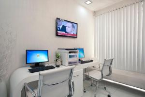 Uma TV ou centro de entretenimento em Broadway Hotel