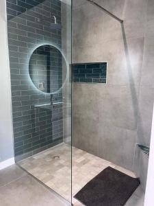 奥兰治蒙德Unit 8 Dinas Accommodation Oranjemund的浴室里带玻璃门的淋浴间