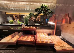 a bakery with various types of bread and pastries at 柯凡酒店-About 3 kilometers from the East Gate of Zhangjiajie Forest Park, English service, free recommended travel routes, ticket purchase in Zhangjiajie