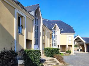 Tòa nhà nơi căn hộ tọa lạc