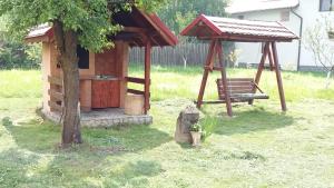 eine Holzhütte mit einer Bank und einem Baum in der Unterkunft LaBrazi in Şimon + 2 Fotos