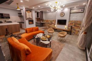 Χώρος καθιστικού στο Presidential 3-Bedroom Family Cottage With Mountains View - Murree Hills