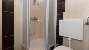 Et badeværelse på Apartman Dubravka by Villas Guide + 15 billeder