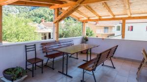 En balkon eller terrasse på Apartman Dubravka by Villas Guide