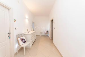 a hallway with a white dresser in a room at Mama Bed in Porto Cesareo