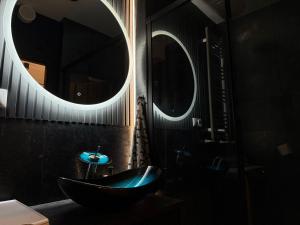 een badkamer met een wastafel en een grote spiegel bij Sea&Forest Międzyzdroje Amber Suite in Międzyzdroje +38 foto's