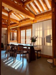 TV a/nebo společenská místnost v ubytování Gyedong Hanok 125