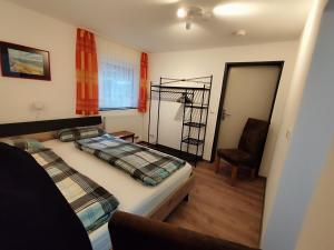 een slaapkamer met een bed en een stoel erin bij Fewo Lea in Willingen