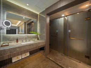 西安市にあるXi'an Huiya Tianmu Hotelのシャワー、洗面台、鏡を備えたバスルーム +176枚の写真
