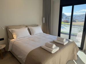 En eller flere senge i et værelse på Sea View Nafplio Luxury Apartment