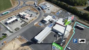 een bovenaanzicht van een tankstation bij Roatel Wörrstadt A63 my-roatel-com in Wörrstadt