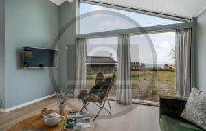 Et tv og/eller underholdning på Cozy Home In Sæby With Wifi
