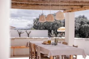 een tafel en stoelen op een terras met uitzicht bij Casa d'Aire in Porto de Mós