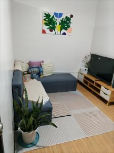 ein Wohnzimmer mit Sofa und Fernseher in der Unterkunft Casita Bonita in Marilao