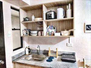 eine Küche mit Spüle und Arbeitsplatte in der Unterkunft Casita Bonita in Marilao + 8 Fotos