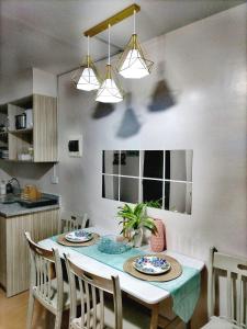 eine Küche und ein Esszimmer mit Tisch und Stühlen in der Unterkunft Casita Bonita in Marilao