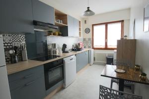 Nhà bếp/bếp nhỏ tại Appartement T2 55 m2 une chambre et garage