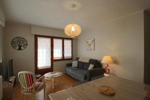 Khu vực ghế ngồi tại Appartement T2 55 m2 une chambre et garage