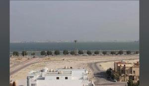 达曼صفاء المسكن的享有海滩、建筑和水景 更多7张照片