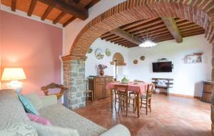 Μια τηλεόραση ή/και κέντρο ψυχαγωγίας στο 3 Bedroom Awesome Home In Poppi