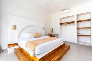 En eller flere senge i et værelse på EnyaVillas 3, Brand New - Boutique Mediterranean + 38 billeder