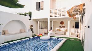 una casa con piscina con un cisne en el medio en Halaman Homestay, en Klang