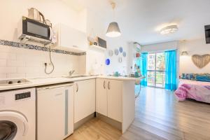 eine Küche mit Waschmaschine und Trockner im Zimmer in der Unterkunft Cozy Flat Simona Costa del Sol in Benalmádena