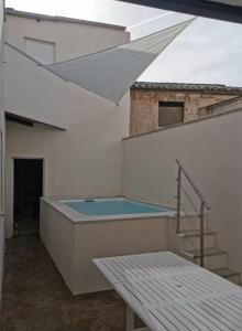 una piscina al centro di un edificio di Holiday Home Can Sion a Sa Pobla